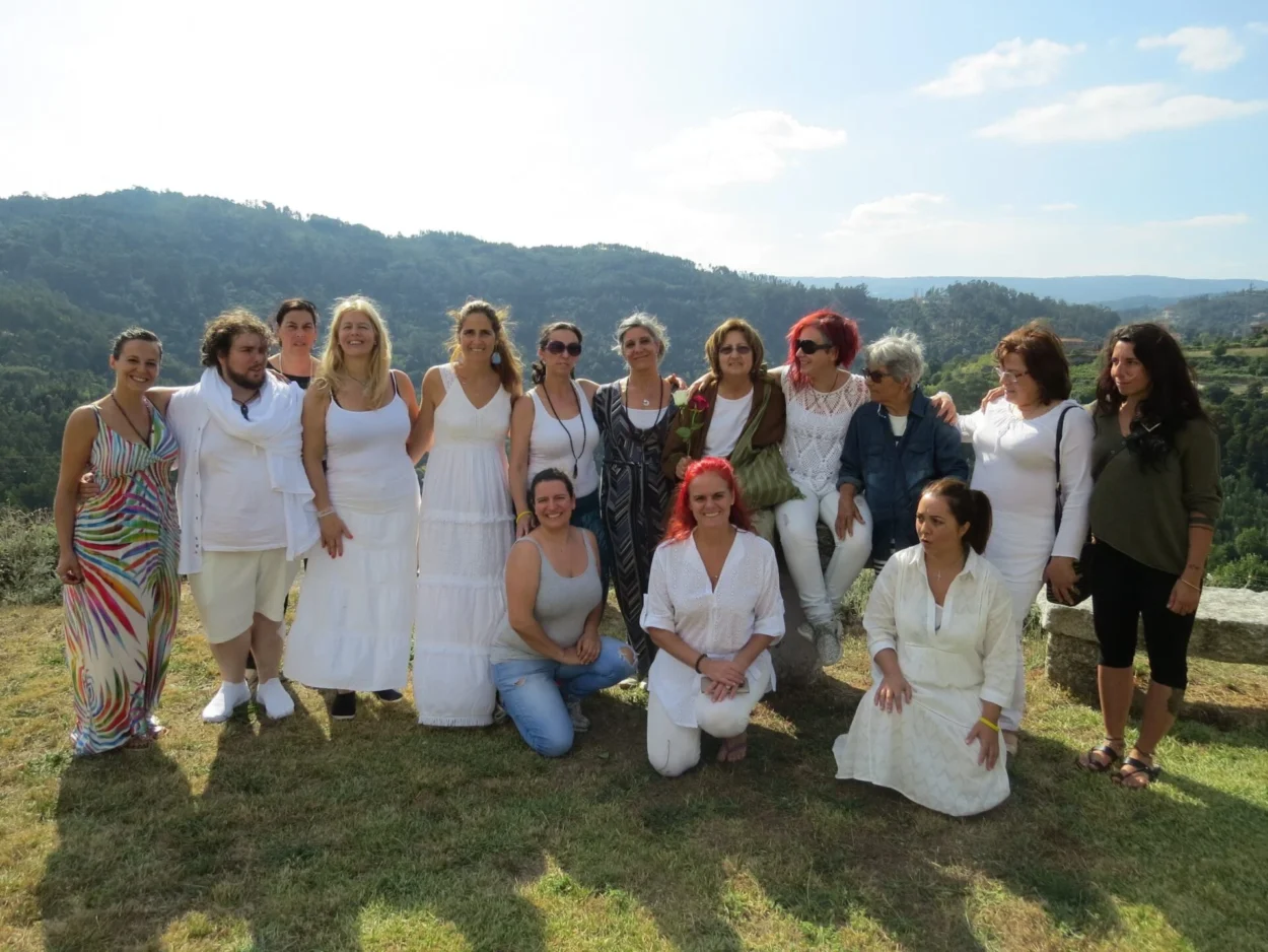 Retiro do "Caminho dos Círculos do Útero", realizado na Quinta "Pax e Bem" em Castelo de Paiva, um momento de conexão profunda com o Sagrado Feminino.
