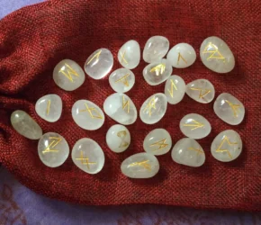 Imagem de uma consulta de runas com pedras e símbolos do alfabeto nórdico, utilizada para leituras espirituais e de adivinhação.
