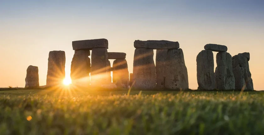 Celebração do Solstício de Inverno com alinhamentos celestiais e trabalho energético.