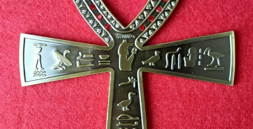 A Ankh, símbolo de poder e sabedoria cósmica, como ferramenta de transformação espiritual e conexão com dimensões superiores.
