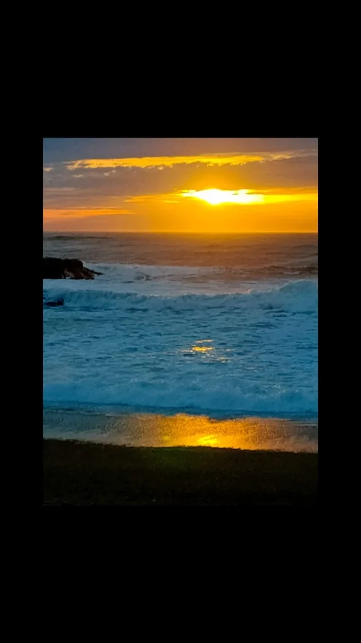 Caminho à beira-mar no primeiro dia de 2022, presenteando-me com um cenário de comunhão com os elementos da natureza.