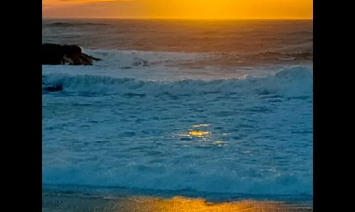 Caminho à beira-mar no primeiro dia de 2022, presenteando-me com um cenário de comunhão com os elementos da natureza.