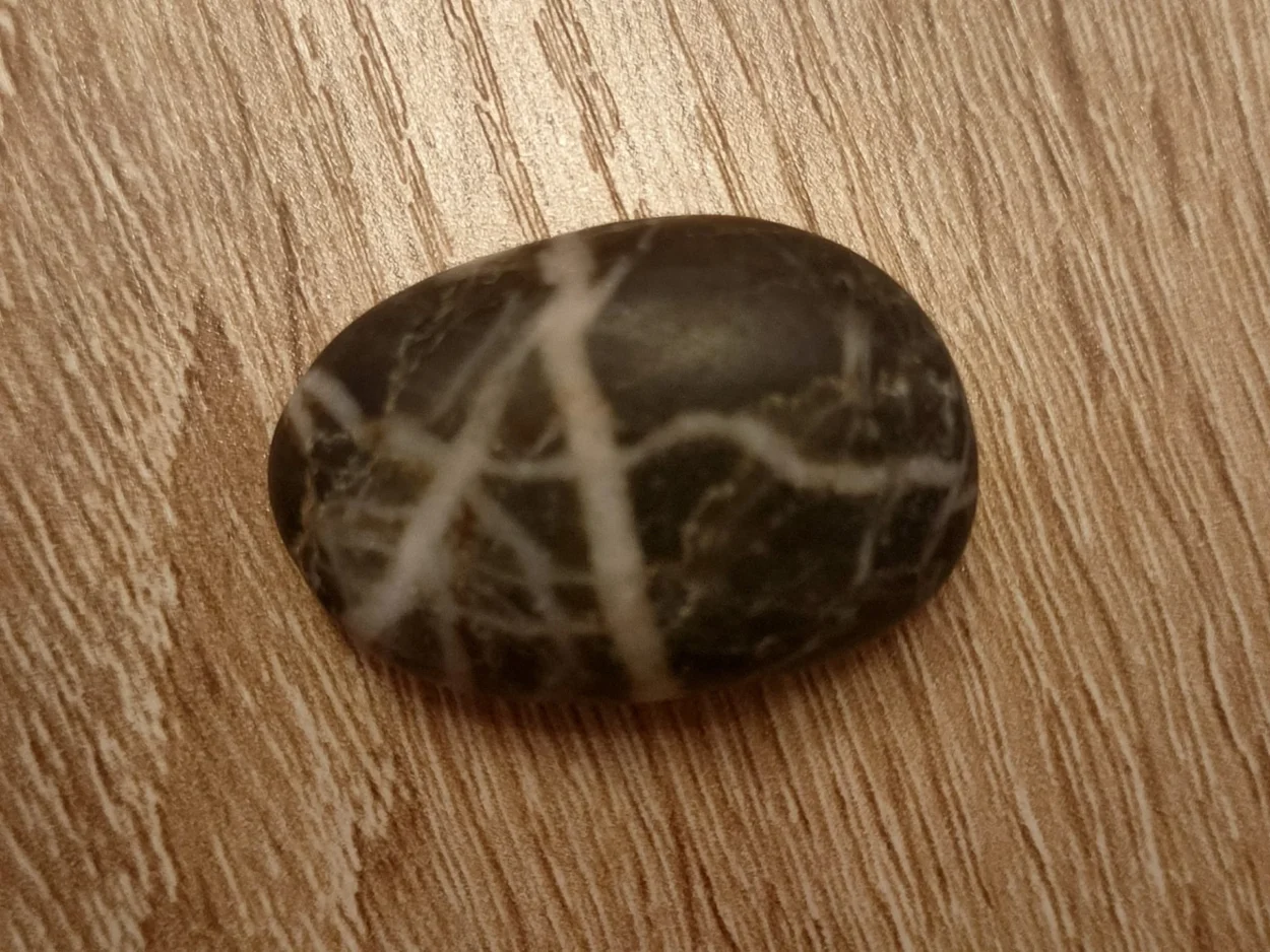 As 3 pedras encontradas, com o risco no meio, representam o Caminho do Meio, a Neutralidade e o Amor.