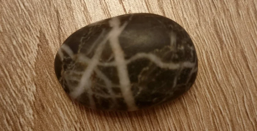 As 3 pedras encontradas, com o risco no meio, representam o Caminho do Meio, a Neutralidade e o Amor.