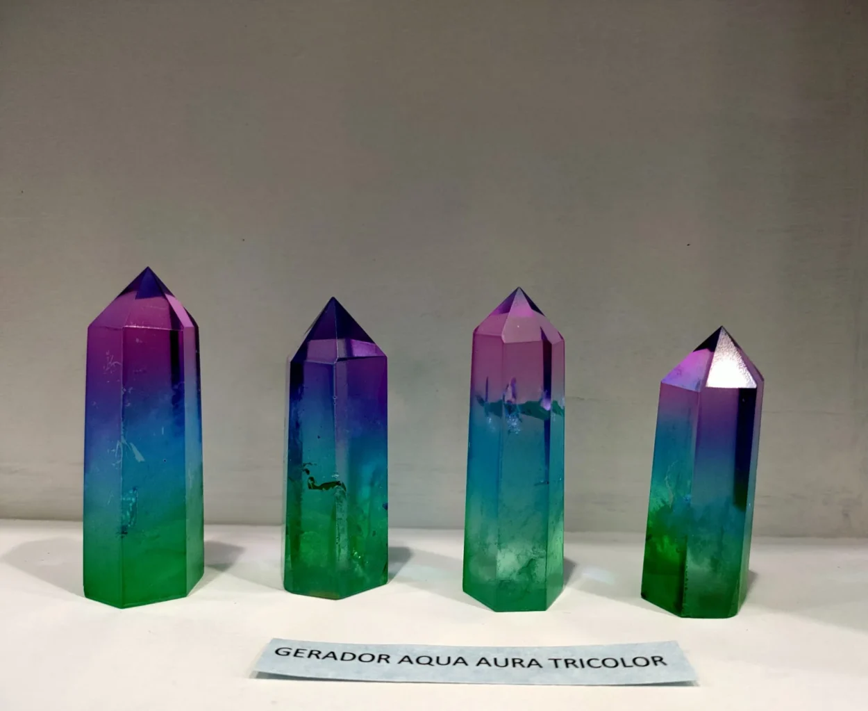 Cristal Aura Tricolor, gerador de Quartzo com infusão trina, disponível na Loja da Escola.