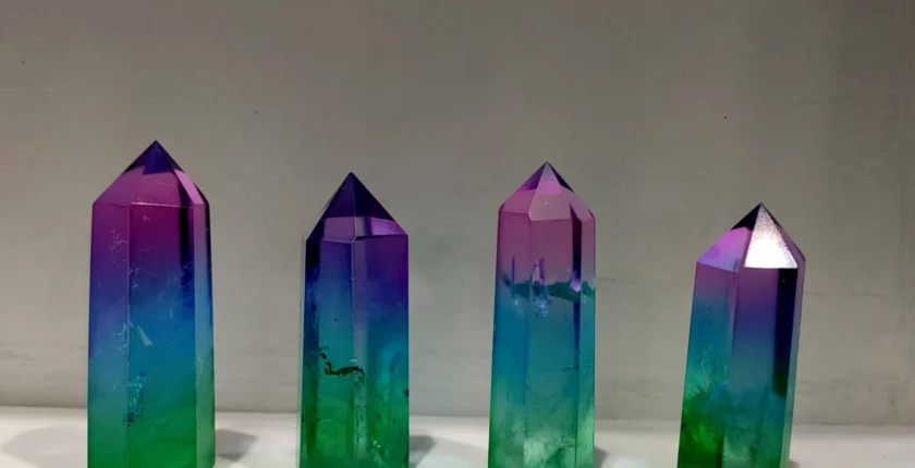 Cristal Aura Tricolor, gerador de Quartzo com infusão trina, disponível na Loja da Escola.