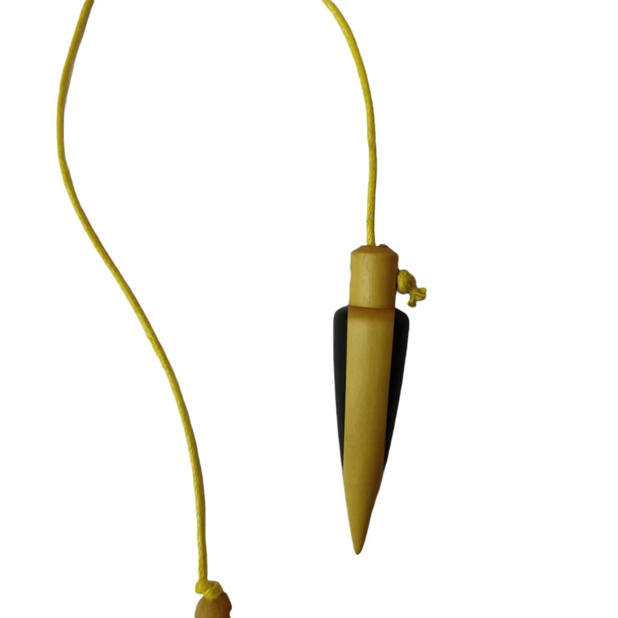 Pêndulo artesanal de madeira, feito com bucho e ébano, ideal para radiestesia e mesa radiónica.