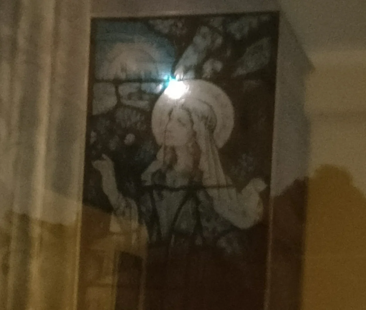 Experiência espiritual e conexão profunda com Maria Madalena durante a preparação de uma aula de Mesa Radiónica Renascimento.