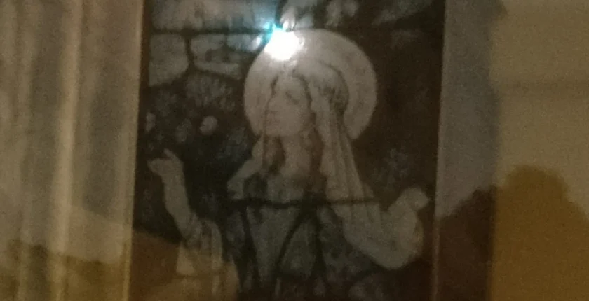 Experiência espiritual e conexão profunda com Maria Madalena durante a preparação de uma aula de Mesa Radiónica Renascimento.