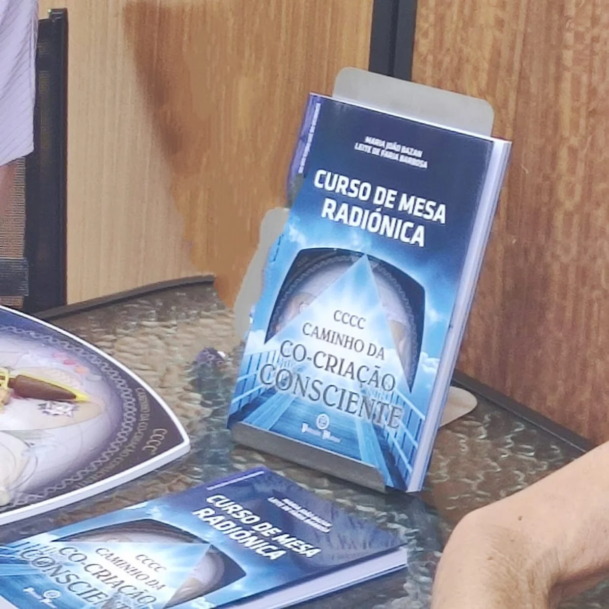 Apresentação do livro na Feira do Livro de Lisboa e o Curso Mesa Radiónica CCCC, com destaque para a criação que agora é entregue ao universo.