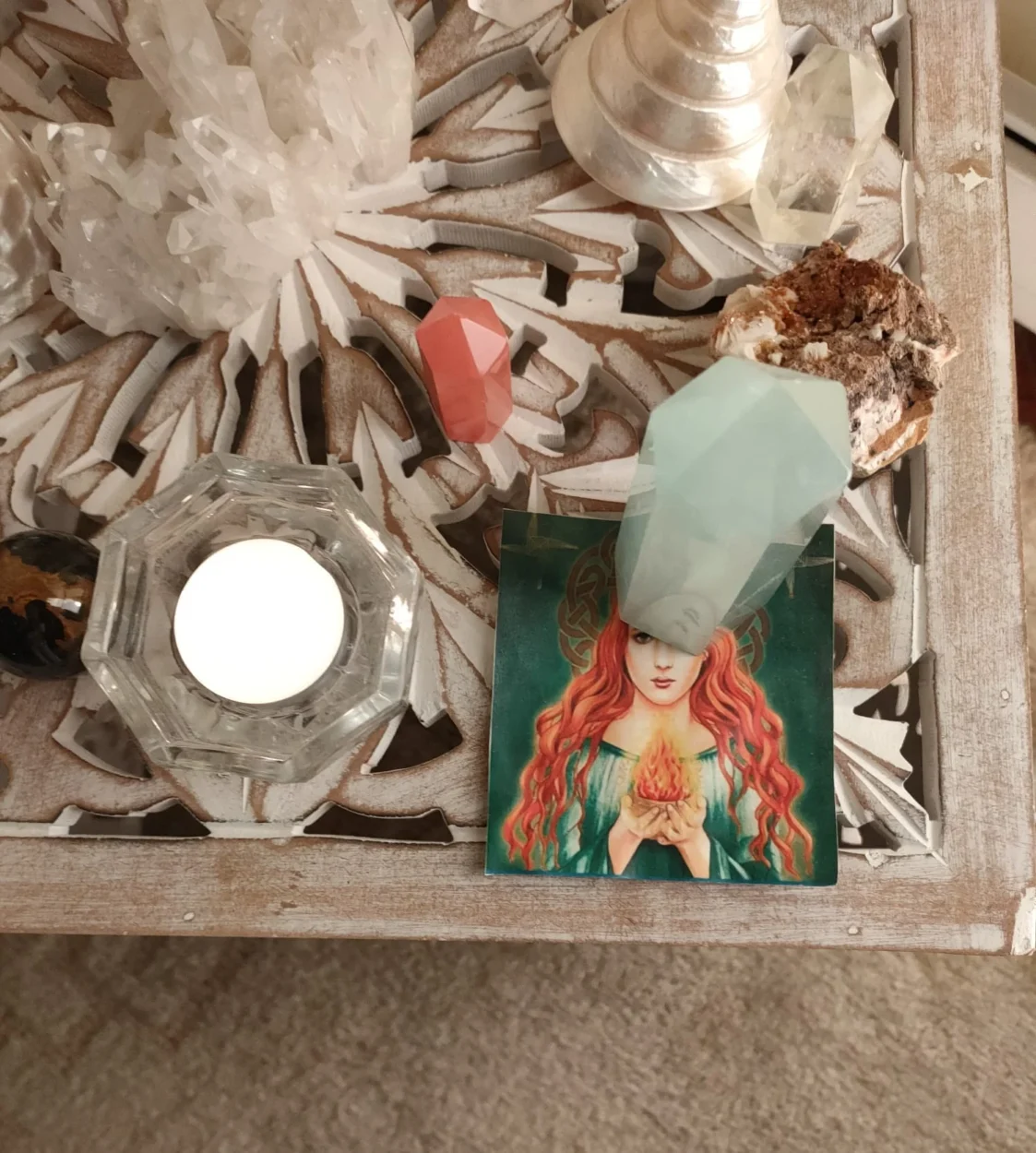 Maria João como Sacerdotisa de Brigid, guardando a Chama Sagrada no dia do Eclipse Solar.