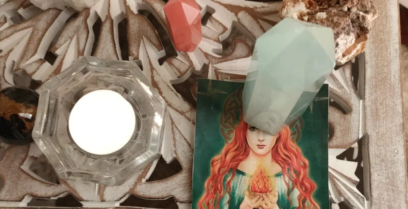 Maria João como Sacerdotisa de Brigid, guardando a Chama Sagrada no dia do Eclipse Solar.