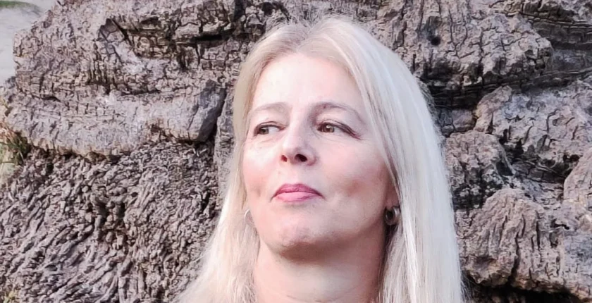 Imagem simbolizando a Lua Nova em Sagitário e o Sol em alinhamento, marcando uma data especial de agradecimento e reflexão.