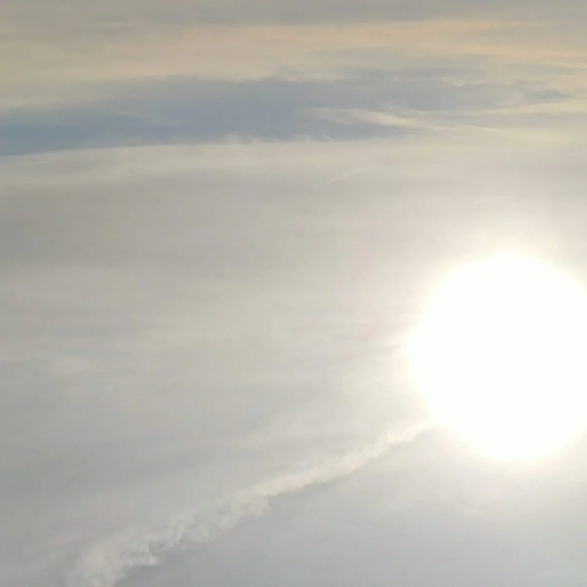 Imagem da energia e presença divina da Mãe Maria, com a visão de um coração iridescente iluminado pela luz de uma abertura no céu.
