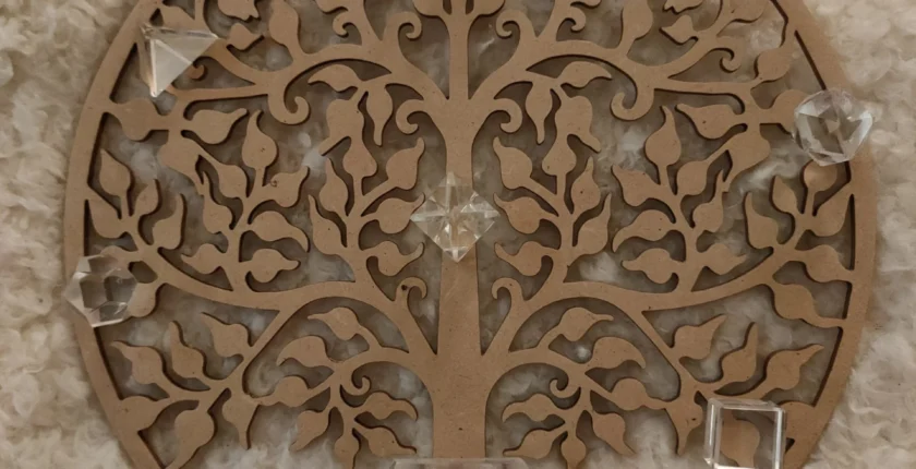 Mandala de cristais com sólidos platónicos em quartzo, gerando emanações e movimentos transformadores.