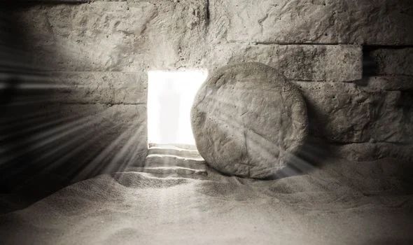 Reflexão sobre a Páscoa e a Ressurreição, lembrando a transcendência de Jesus e a oportunidade de renovação diária para todos.