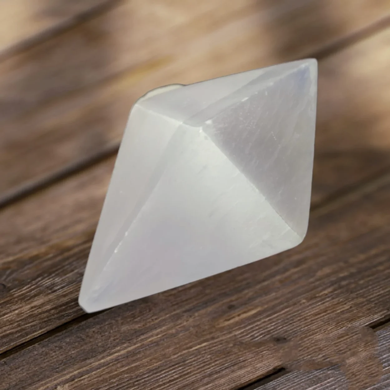 Octaedro de Selenite com propriedades de equilíbrio e harmonia.