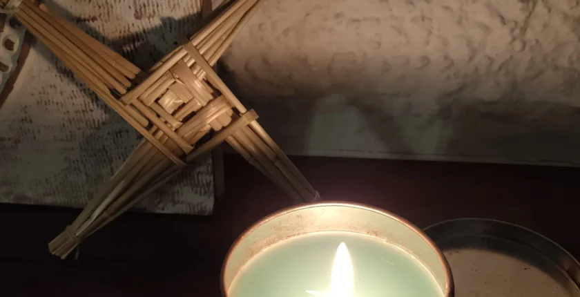 A Chama de Brigid acesa durante o Portal 7-7-7, simbolizando