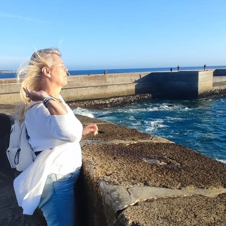 Atirar uma moeda ao mar no Dia da Assunção de Maria simboliza a ativação da Abundância e da Graça Divina, trazendo prosperidade e amor para nossas vidas.