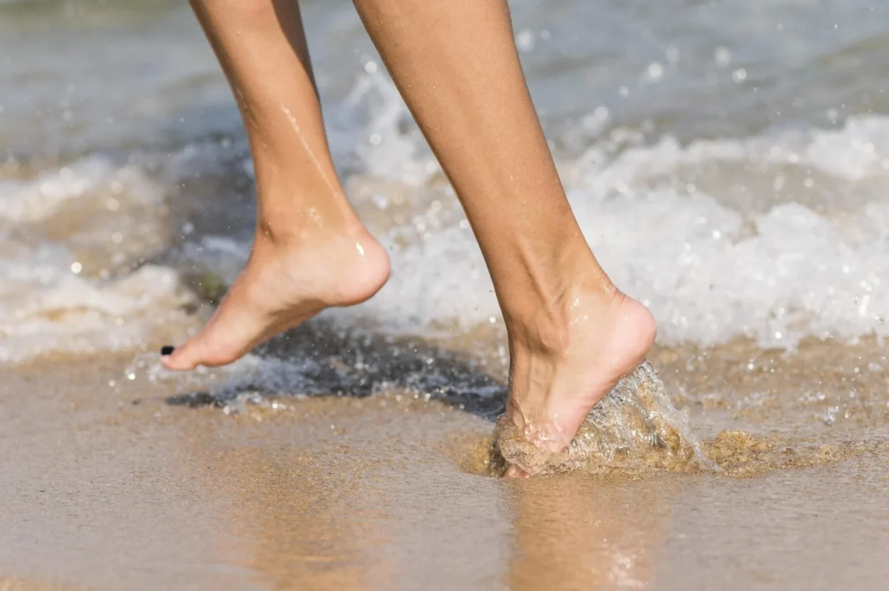 Caminhar na água e praticar o "lava-pés" ativam o vórtice energético dos pés, purificando energias e promovendo o equilíbrio do nosso campo eletromagnético.