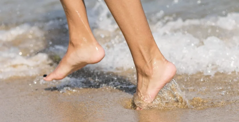 Caminhar na água e praticar o "lava-pés" ativam o vórtice energético dos pés, purificando energias e promovendo o equilíbrio do nosso campo eletromagnético.