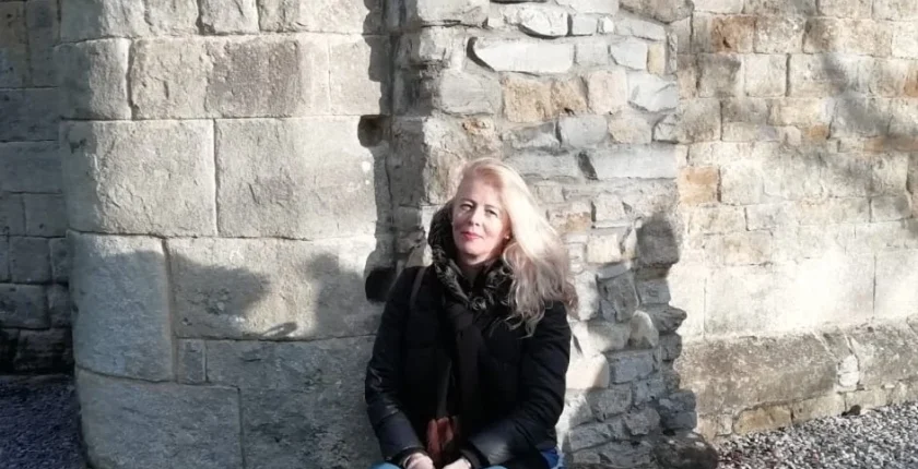 Samhain é um período de transformação, ideal para honrar os ancestrais e quebrar padrões limitantes.