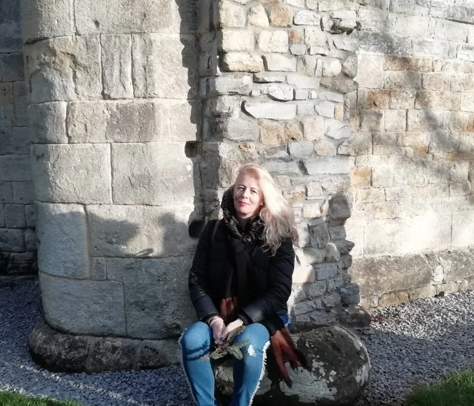 Samhain é um período de transformação, ideal para honrar os ancestrais e quebrar padrões limitantes.