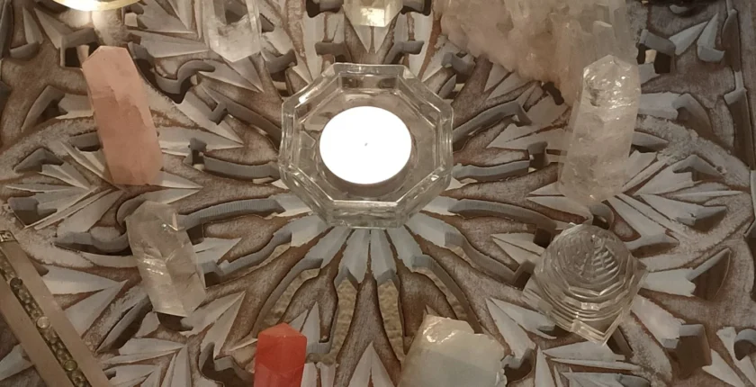 Reflexão sobre os novos códigos vibratórios que estão sendo disponibilizados à Terra e à Humanidade, com foco na importância da consciência de unidade e da Chama do Coração para alcançar os novos padrões de perfeição. Celebração do Festival das Luzes Diwali e sua conexão com a Luz Divina.