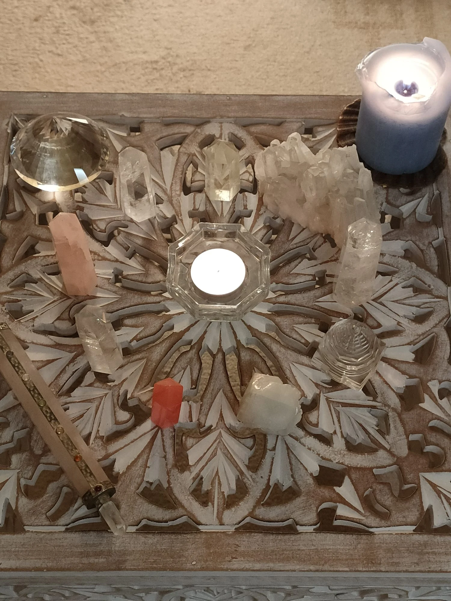 Reflexão sobre os novos códigos vibratórios que estão sendo disponibilizados à Terra e à Humanidade, com foco na importância da consciência de unidade e da Chama do Coração para alcançar os novos padrões de perfeição. Celebração do Festival das Luzes Diwali e sua conexão com a Luz Divina.