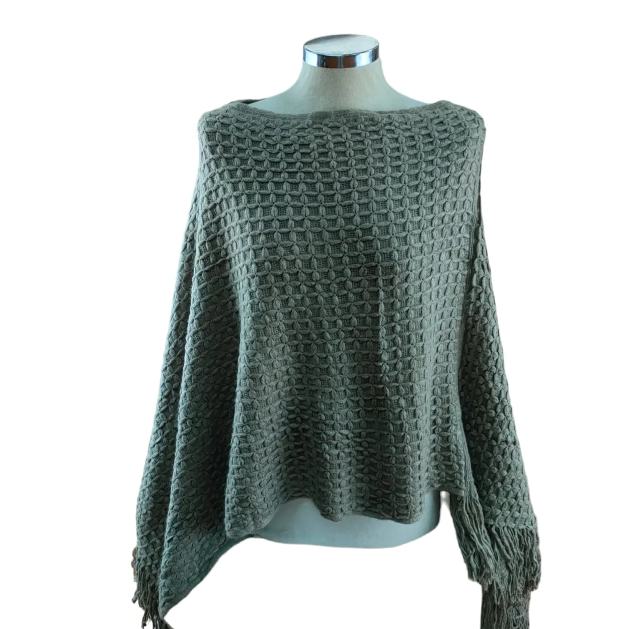 Poncho de Meditação com franja, leve e quente, em tons bege e cru.