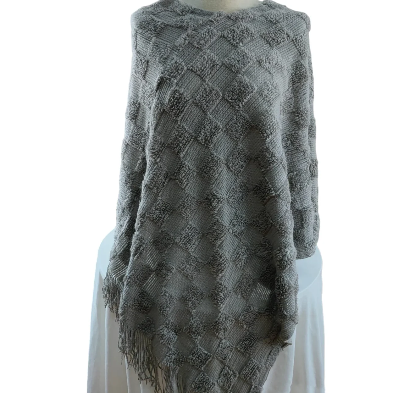 Poncho de Meditação cinza com franja, leve e quente, uso versátil.