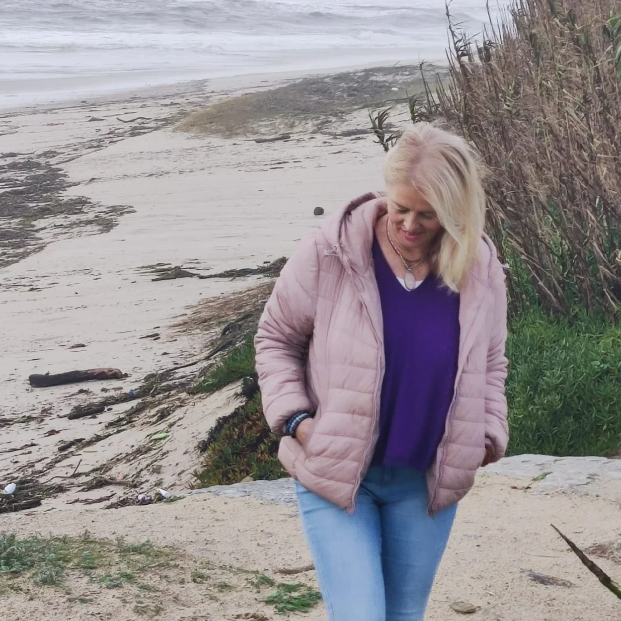 Reflexão sobre o caminho espiritual único dentro de uma família tradicionalmente católica e a transformação pessoal ao longo dos anos.