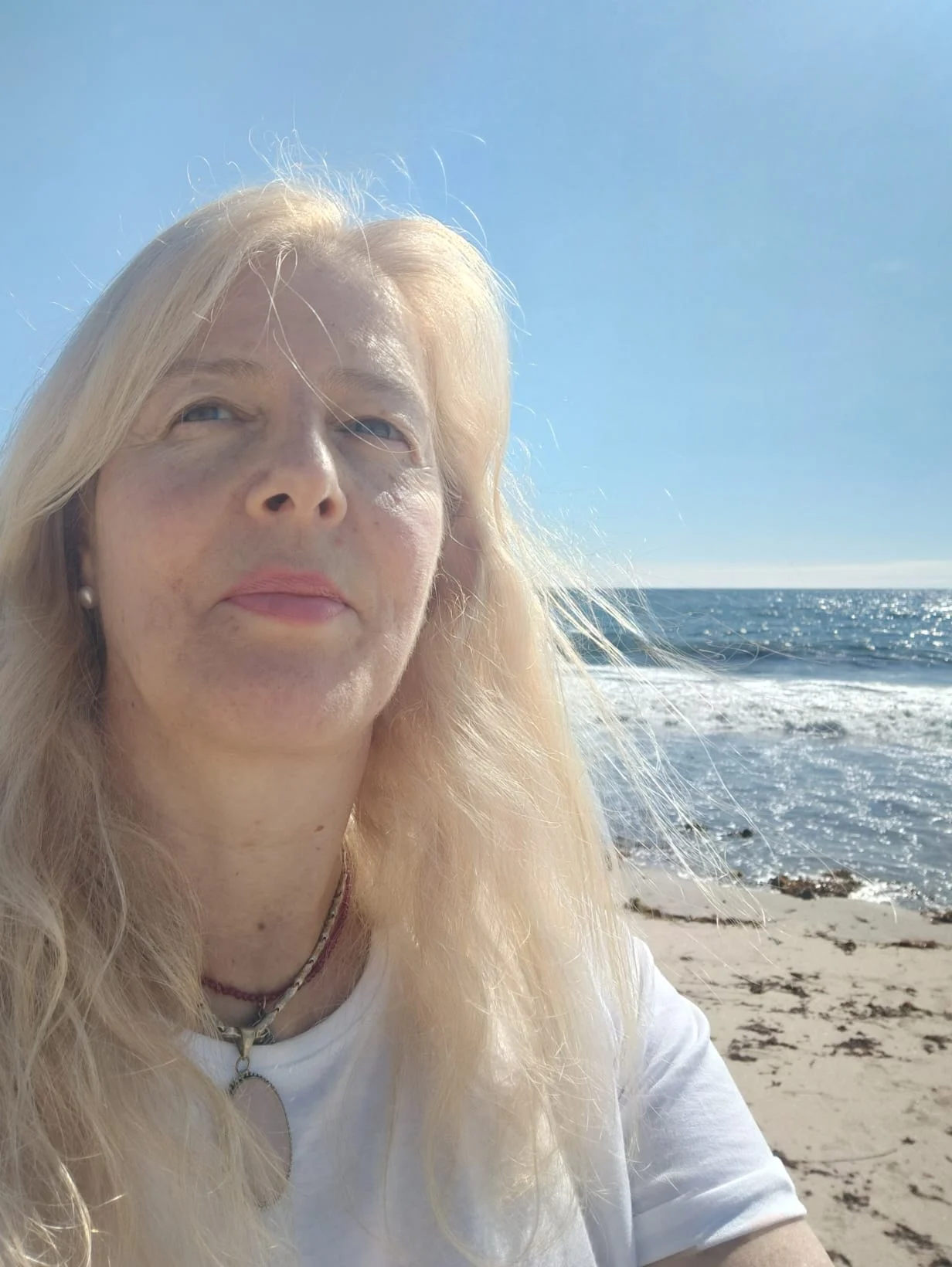 Reflexão sobre a transição para uma nova consciência, integrando mente e coração para uma percepção mais profunda da realidade.