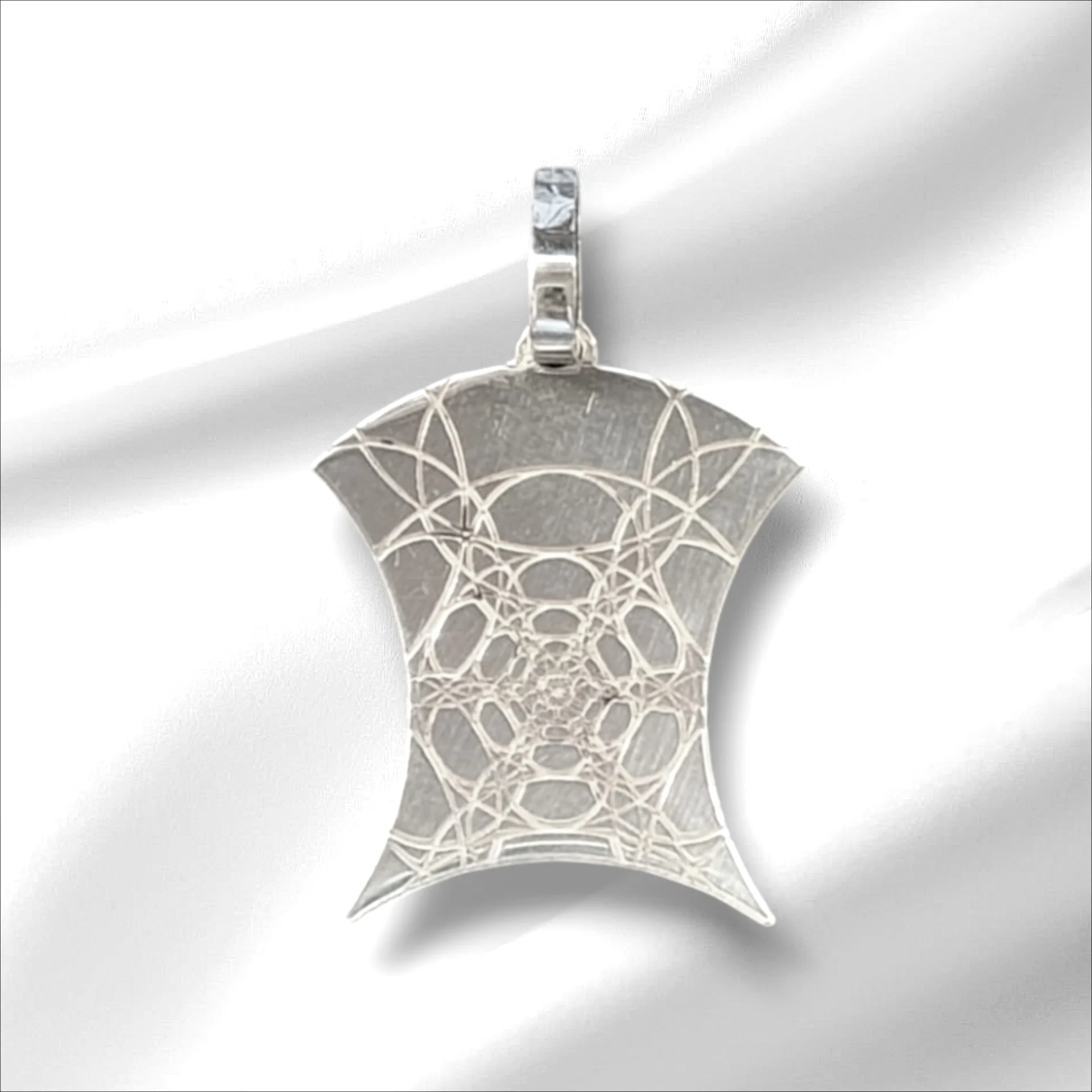 Pendente Portal Estelar em prata 925, símbolo de expansão espiritual e Conexão com a Consciência de Unidade.