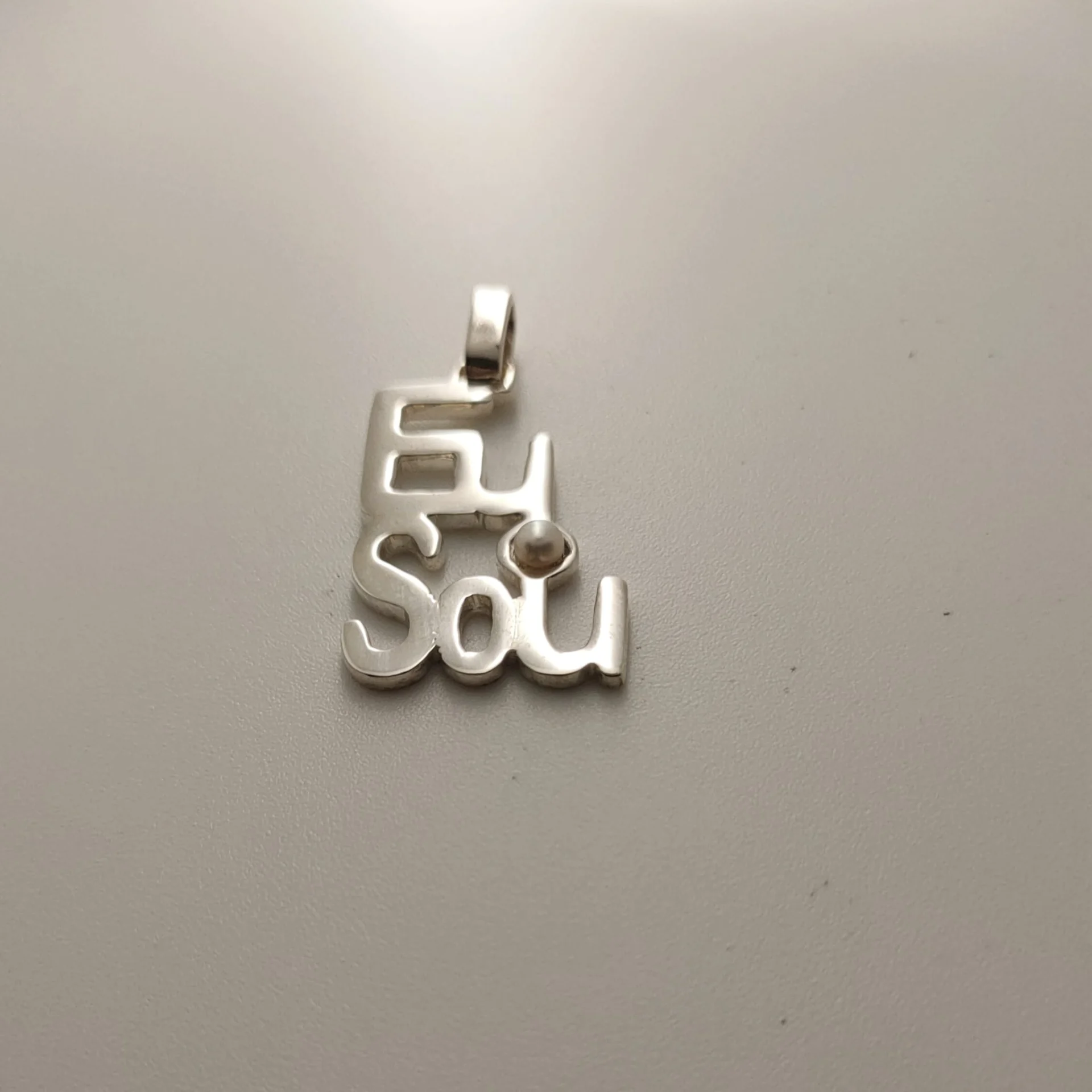 Pendente EU SOU em prata 925 com pérola natural, símbolo de conexão espiritual e expansão da consciência.