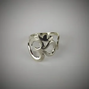 Anel OM em prata, ajustável e confortável, ideal para conexão espiritual.