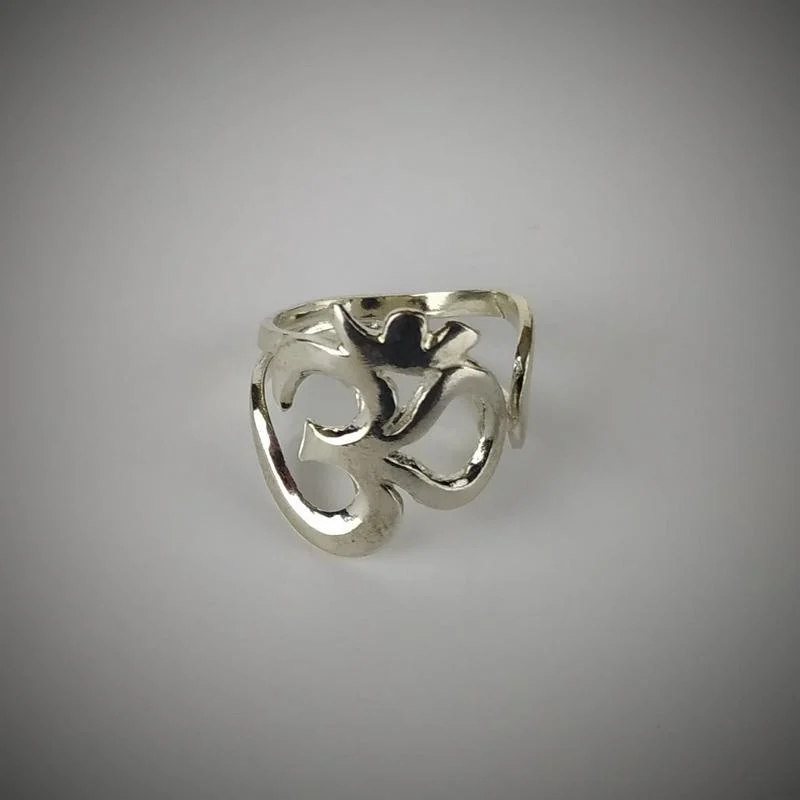 Anel OM em prata, ajustável e confortável, ideal para conexão espiritual.