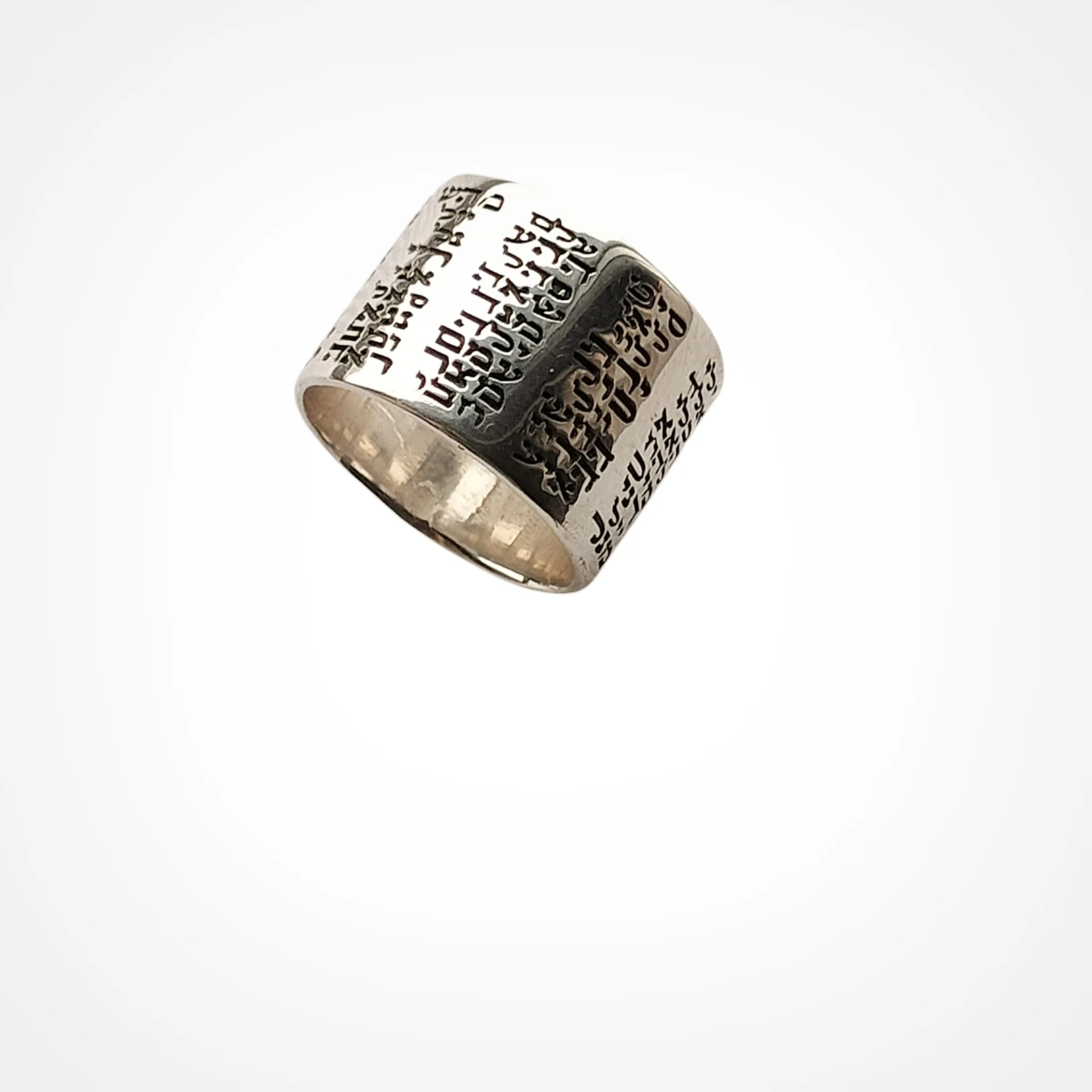 Anel em prata com design espiritual, parte da coleção de peças espirituais em prata.