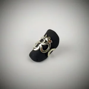 Anel OM em prata, ajustável e confortável, ideal para conexão espiritual. 3