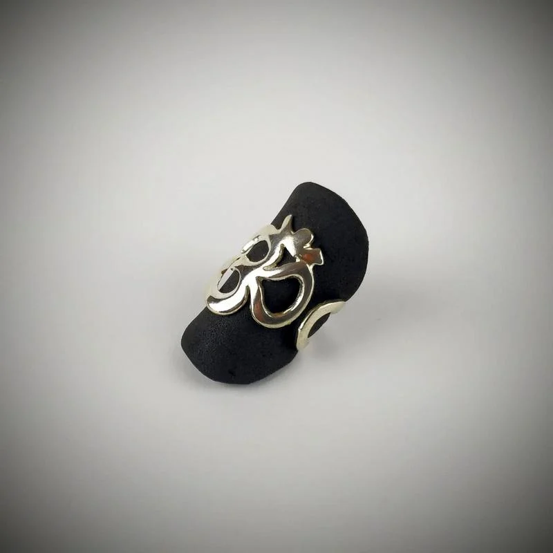 Anel OM em prata, ajustável e confortável, ideal para conexão espiritual. 3