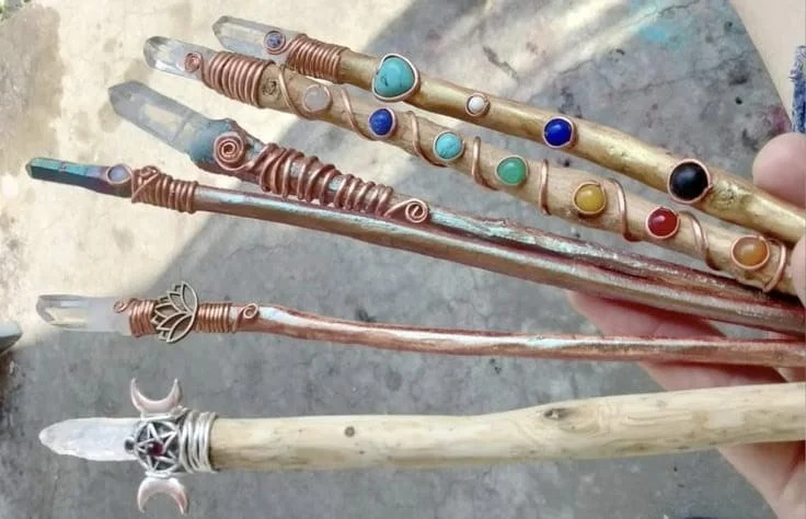 Workshop presencial para confeccionar e consagrar a Varinha Mágica de Poder, com materiais simples e económicos.